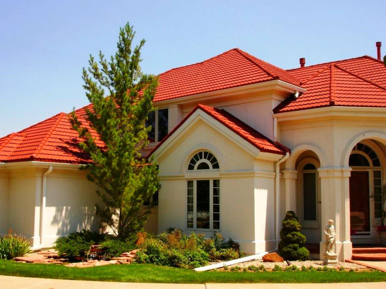 6 Inspirasi Warna Genteng Rumah Minimalis yang Cocok untuk Iklim Tropis